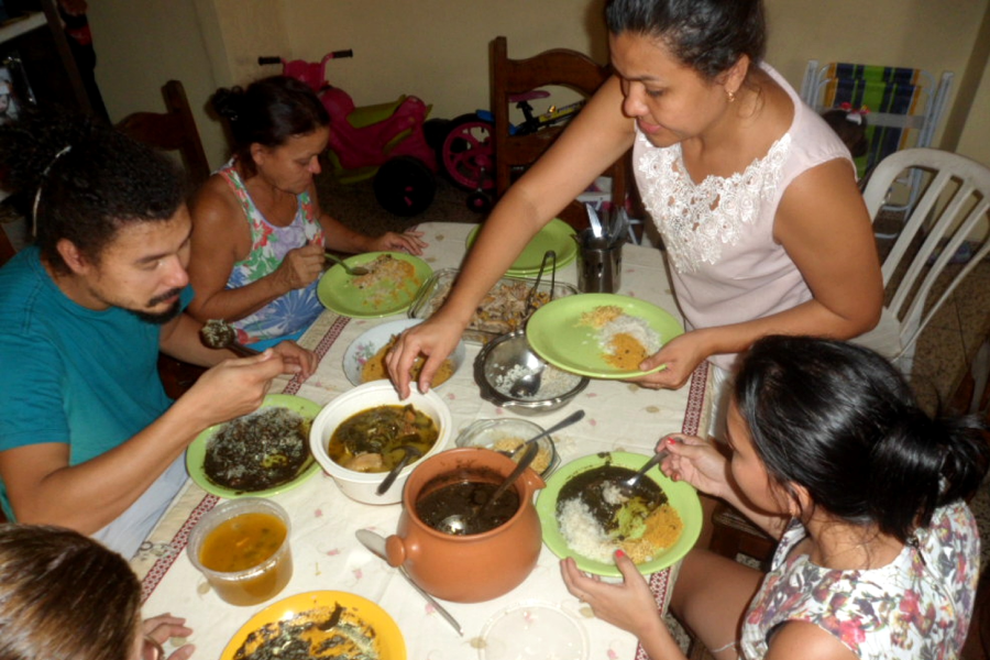 No Círio, cada panela fervendo é uma pequena catedral, onde o sagrado se faz alimento e o alimento se faz oferenda. Foto: Miguel Picanço/Acervo Pessoal.