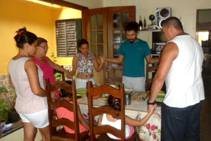 Em cada lar, orações, rezas e pequenos banquetes preparam a mesa e o espírito, purificando as donas de casa e estabelecendo vínculos de sacralidade. Foto: Miguel Picanço/Acervo Pessoal.