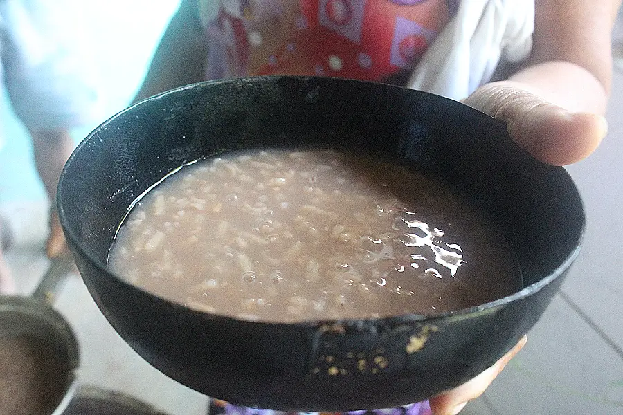 A Mandicuera pronta para ser degustada. A cuia cheia do mingau espesso sela a união entre os partícipes do ritual e os entes queridos. Foto: Miguel Picanço.