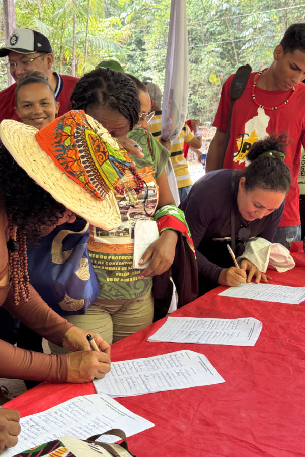 Durante a programção, as comunidades criaram um documento para exigir Consulta Prévia e Informada. Foto: