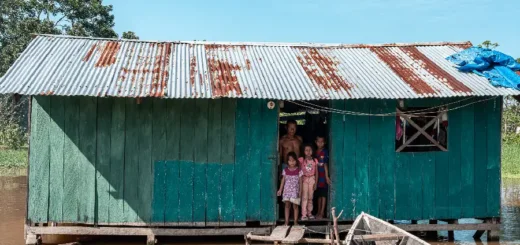 Às margens do rio Javari, a morada real das crianças e do futuro da floresta. Enquanto a COP30 arrisca o Carnaval climático e a exclusão, esta imagem lembra que a Amazônia é um alerta. Foto: Marcos Colón