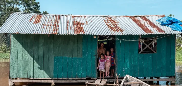 Às margens do rio Javari, a morada real das crianças e do futuro da floresta. Enquanto a COP30 arrisca o Carnaval climático e a exclusão, esta imagem lembra que a Amazônia é um alerta. Foto: Marcos Colón