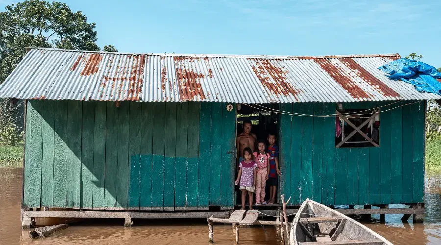 Às margens do rio Javari, a morada real das crianças e do futuro da floresta. Enquanto a COP30 arrisca o Carnaval climático e a exclusão, esta imagem lembra que a Amazônia é um alerta. Foto: Marcos Colón