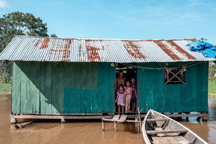 Às margens do rio Javari, a morada real das crianças e do futuro da floresta. Enquanto a COP30 arrisca o Carnaval climático e a exclusão, esta imagem lembra que a Amazônia é um alerta. Foto: Marcos Colón