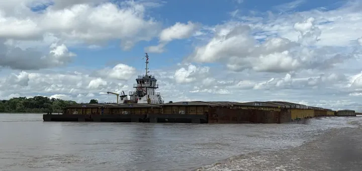 Comboio de barcaças em movimento no Rio Madeira, uma das hidrovias incluídas no PND. O modelo de concessão prioriza o escoamento de commodities e aumenta o risco de acidentes para as comunidades tradicionais. Foto: Emily Costa/GT Infraestrutura.