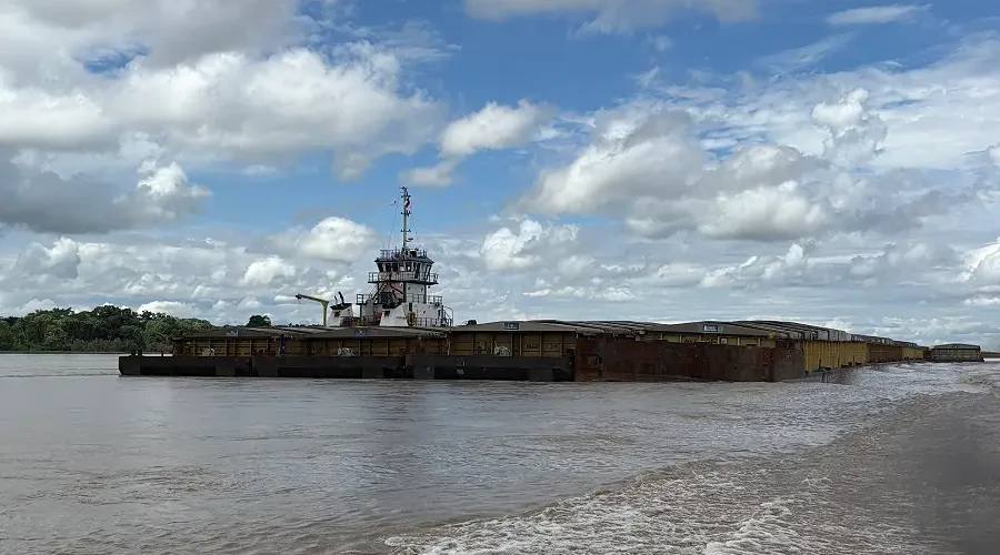 Comboio de barcaças em movimento no Rio Madeira, uma das hidrovias incluídas no PND. O modelo de concessão prioriza o escoamento de commodities e aumenta o risco de acidentes para as comunidades tradicionais. Foto: Emily Costa/GT Infraestrutura.