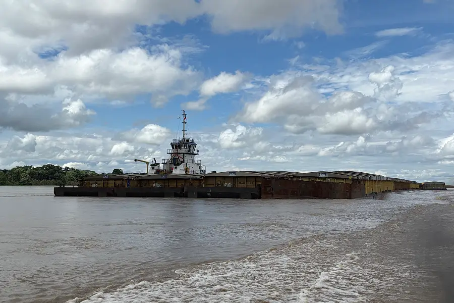 Comboio de barcaças em movimento no Rio Madeira, uma das hidrovias incluídas no PND. O modelo de concessão prioriza o escoamento de commodities e aumenta o risco de acidentes para as comunidades tradicionais. Foto: Emily Costa/GT Infraestrutura.