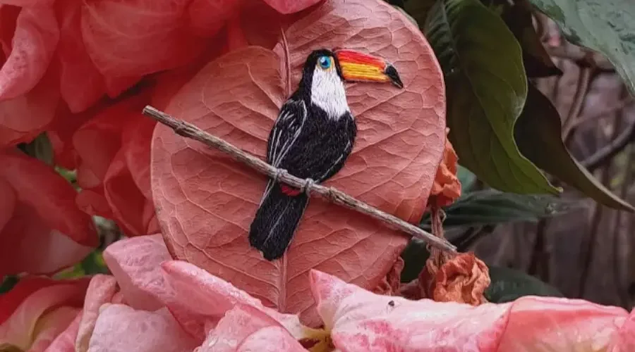 Eternizando a Amazônia: Artesãs usam elementos da própria natureza, como folhas, galhos e sementes, para produzir peças únicas que unem sustentabilidade e empoderamento na região. Foto: Acervo pessoal de Faby Fonseca.
