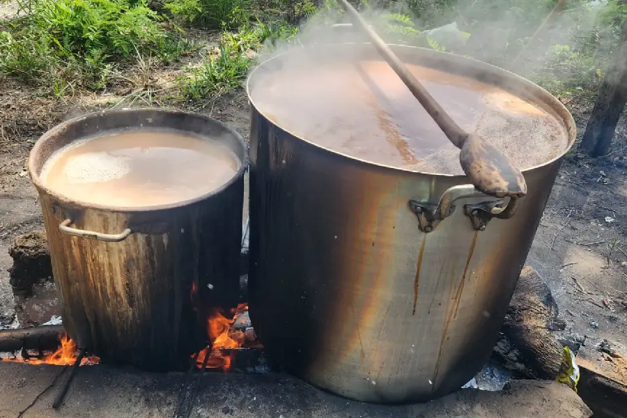 O cozimento lento da calda em grandes panelas simboliza a complexidade e a paciência exigidas para a manutenção do ritual da mandicuera. Foto: Miguel Picanço/Acervo pessoal.