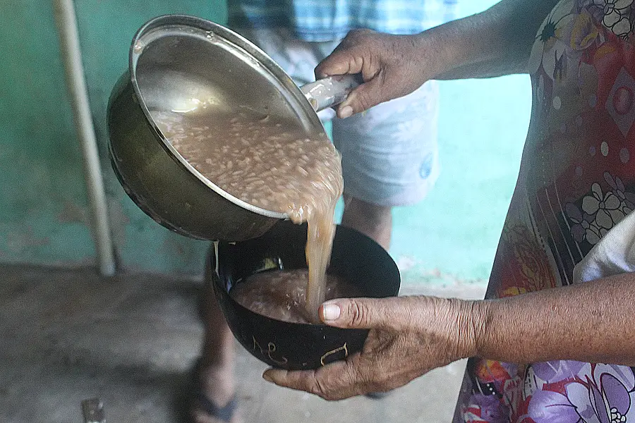 O mingau ritual sendo servido na cuia, simbolizando a partilha da communitas e o vínculo alimentar entre vivos e mortos. Foto: Miguel Picanço.