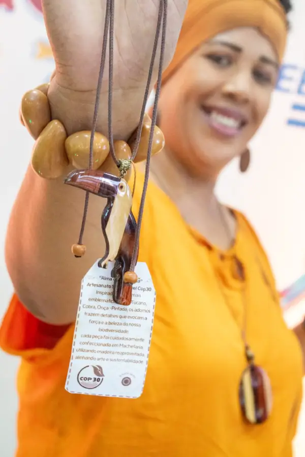 Ramine Silva apresenta o colar da coleção exclusiva “Alma da Amazônia”. Inspirada em animais emblemáticos como o tucano, a linha une o luxo da biojoia à sustentabilidade. Foto: Arquivo Pessoal.