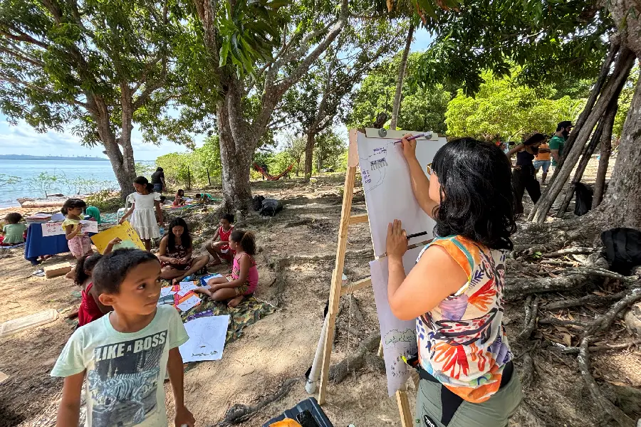 Renata Utsunomya em um seminário às margens do rio Tocantins, vila Itupiranga, em agosto de 2025, junto com o Instituto Zé Claudio e Maria e o MPF_PA. Foto_ Emily Costa./GT Infraestrutura.