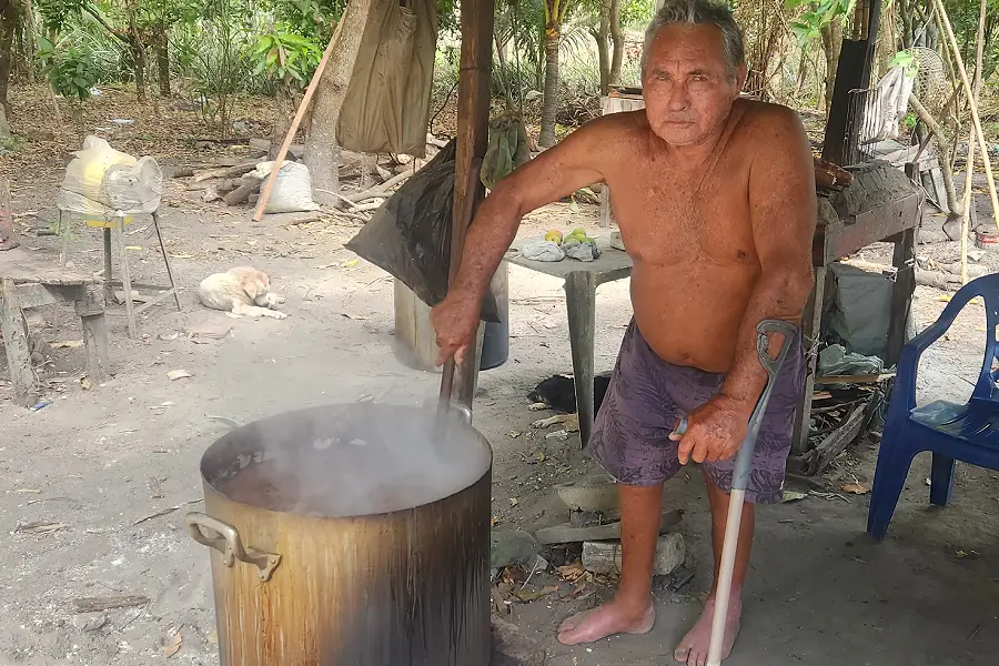 Seu João em plena feitura da mandicuera: o guardião da tradição que reinventa os papéis de gênero na cozinha amazônida. Foto: Miguel Picanço. 