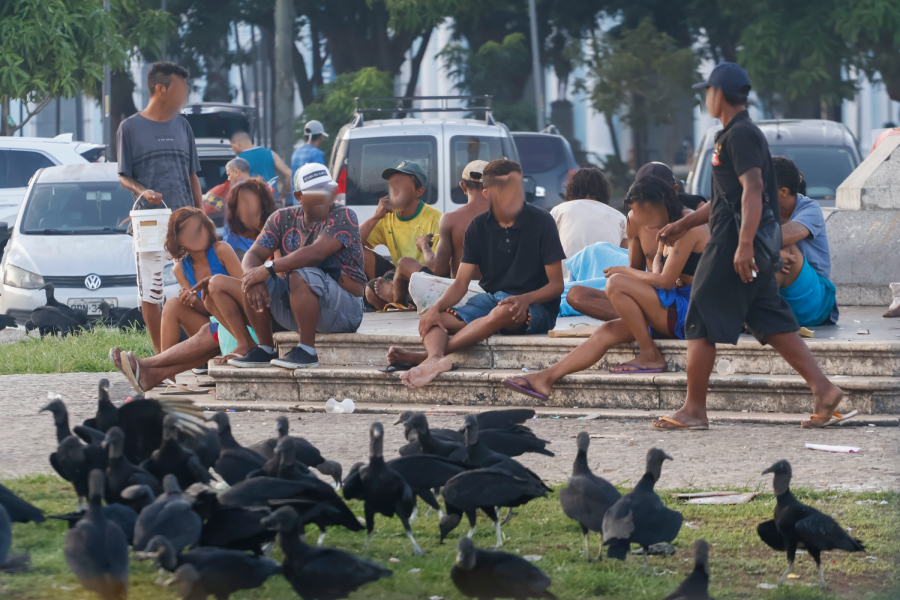 A insalubridade extrema se torna parte do cotidiano. Tirar a capa da invisibilidade dessas pessoas denuncia o abandono. Foto: Oswaldo Forte/Amazônia Latitude.