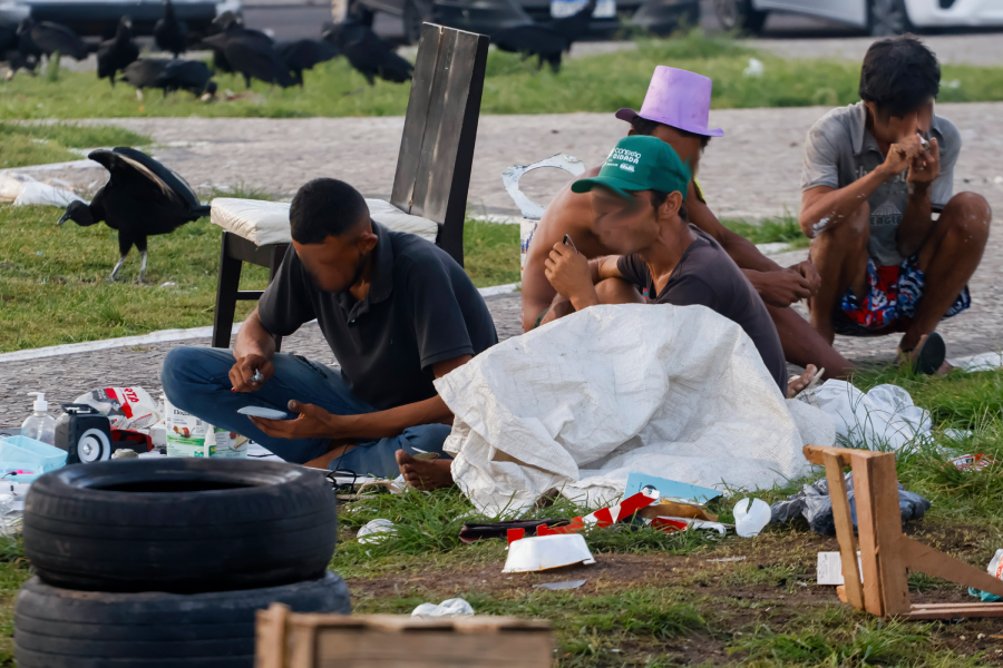 A nova "cracolândia" de Belém se forma na Praça do Relógio, há apenas 250 metros da prefeitura municipal. Foto: Oswaldo Forte/Amazônia Latitude.