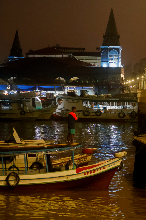 A noite revela a vulnerabilidade e a falta de segurança da população em situação de rua. O desafio é conciliar segurança pública com a garantia de direitos humanos. Foto: Oswaldo Forte/Amazônia Latitude.