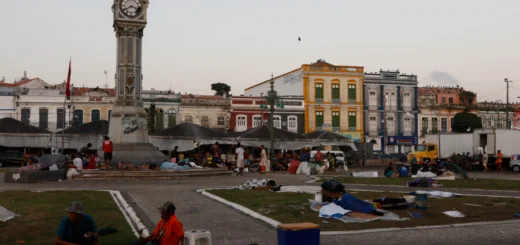 Invisíveis à prefeitura, pessoas em situação de rua vivem entre drogas, peixes e urubus. Foto: Oswaldo Forte/Amazônia Latitude.