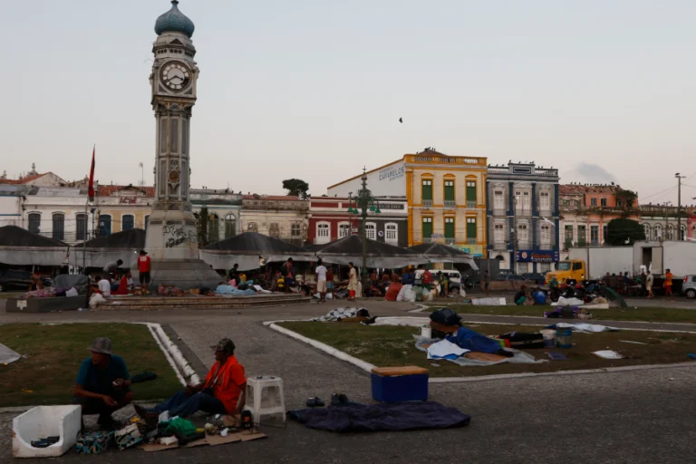 Invisíveis à prefeitura, pessoas em situação de rua vivem entre drogas, peixes e urubus. Foto: Oswaldo Forte/Amazônia Latitude.
