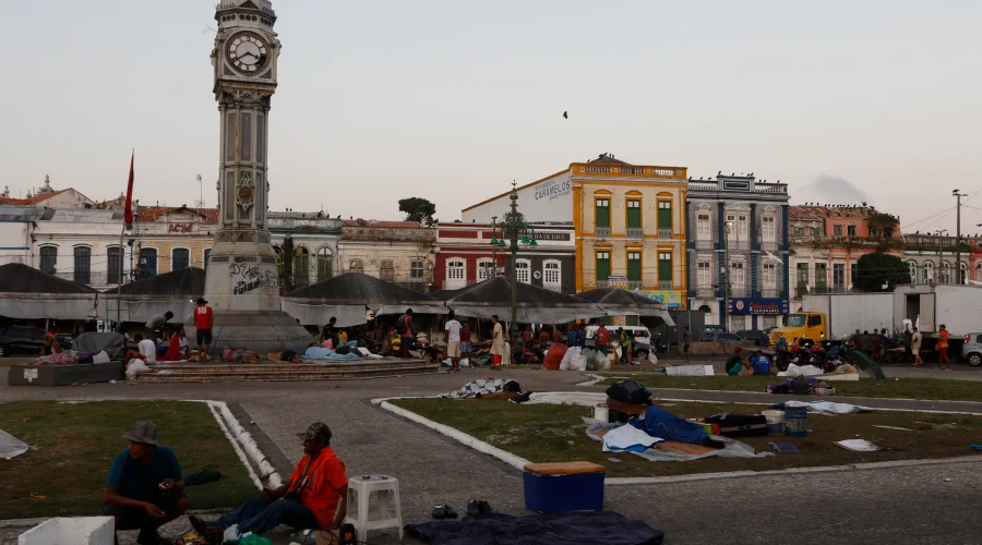Invisíveis à prefeitura, pessoas em situação de rua vivem entre drogas, peixes e urubus. Foto: Oswaldo Forte/Amazônia Latitude.