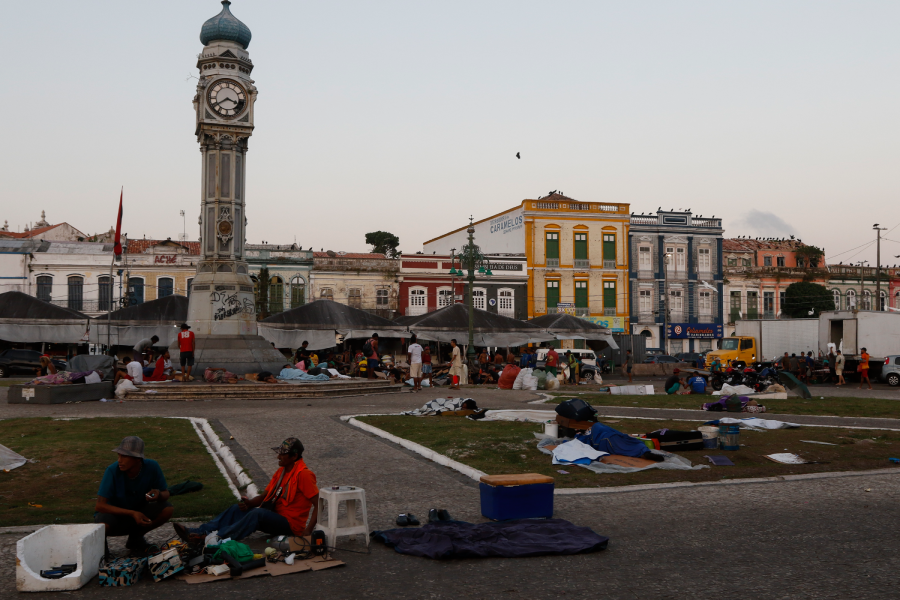 Invisíveis à prefeitura, pessoas em situação de rua vivem entre drogas, peixes e urubus. Foto: Oswaldo Forte/Amazônia Latitude.