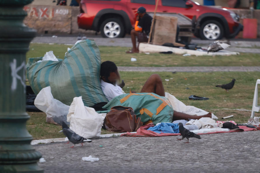 Moradia improvisada, dignidade negada. Pessoas em situação de rua dormem sobre o concreto ou no gramado, sem proteção ou privacidade. Foto: Oswaldo Forte/Amazônia Latitude.