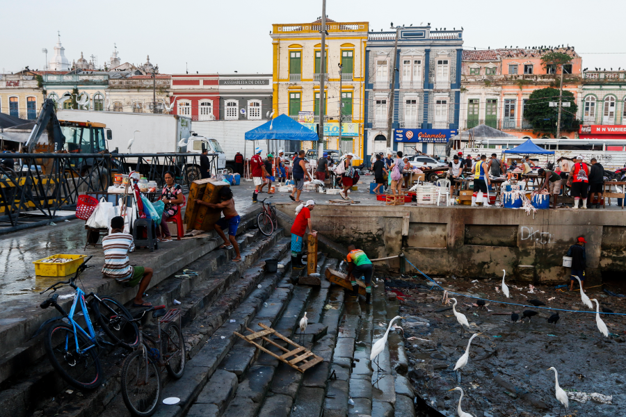 Um ciclo vicioso. O cais do Ver-o-Peso revela o abismo social entre o cartão-postal e a "cracolândia" de Belém. Foto: Oswaldo Forte/Amazônia Latitude.