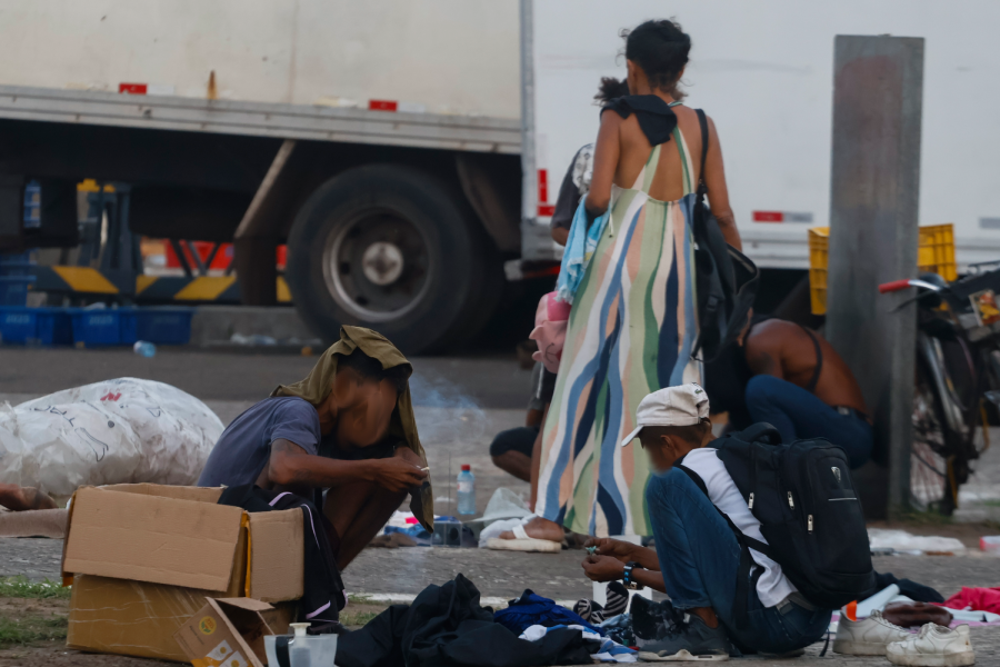 A ausência de saneamento e políticas de moradia condena a população em situação de rua a enfrentar ferimentos não tratados, doenças agravadas e a dependência de álcool e drogas. Foto: Oswaldo Forte/Amazônia Latitude.