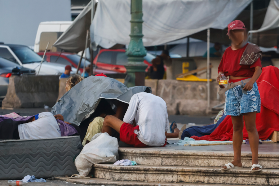 A pessoa em situação de rua confronta com o olhar o poder público e a sociedade. Esta é a rotina de quem foi empurrado para a margem. Foto: Oswaldo Forte/Amazônia Latitude.