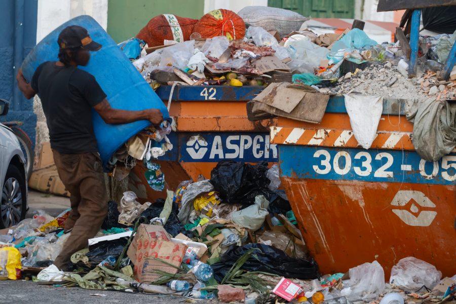 Montanhas de lixo e detritos transbordam, revelando a dura realidade do entorno. Foto: Oswaldo Forte/Amazônia Latitude.