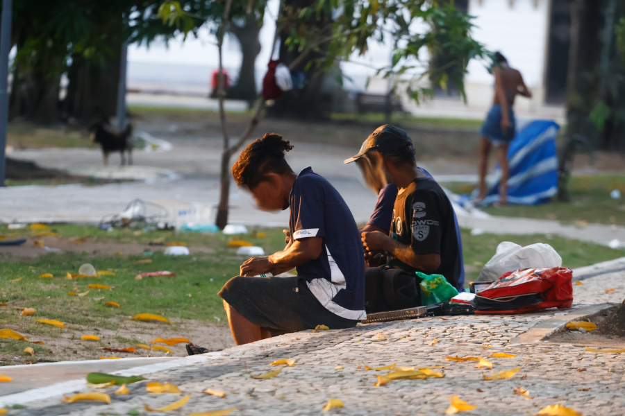 O abandono psicológico e o abuso de álcool e drogas são consequências diretas da vulnerabilidade extrema nas ruas. Foto: Oswaldo Forte/Amazônia Latitude.