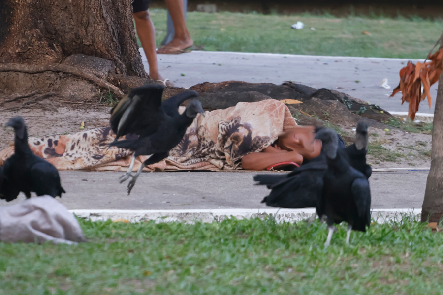 A poucos metros do principal cartão postal da cidade, a população em situação de rua luta pela sobrevivência. Foto: Oswaldo Forte/Amazônia Latitude.
