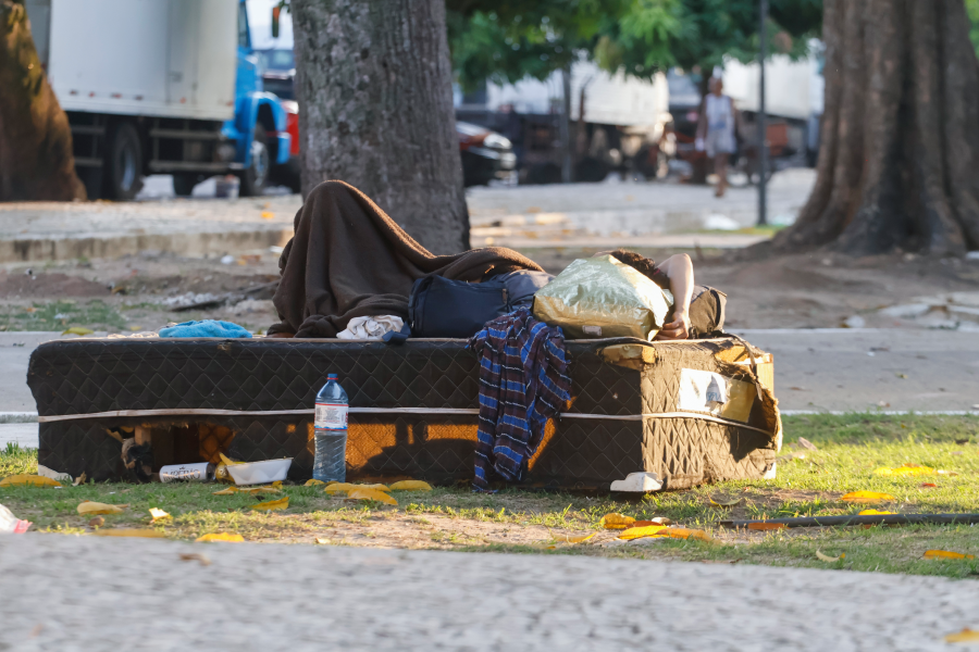 Dormir sobre o concreto quente ou no improviso: a falta de moradia digna e políticas de assistência social empurra a população para uma vida sem proteção, privacidade ou dignidade. Foto: Oswaldo Forte/Amazônia Latitude.