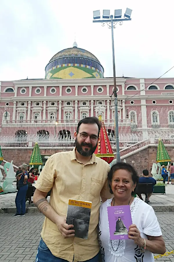 Verenilde Pereira e Thiago Roney, juntos na celebração de uma literatura que rompe o ‘mar de gelo’ e nos convida a ‘outrar-se’. Foto: Thiago Roney/Acervo Pessoal.