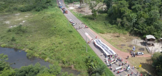Lideranças e representantes de comunidades tradicionais da Amazônia protestaram pedindo Justiça Climática. Foto: FALE.