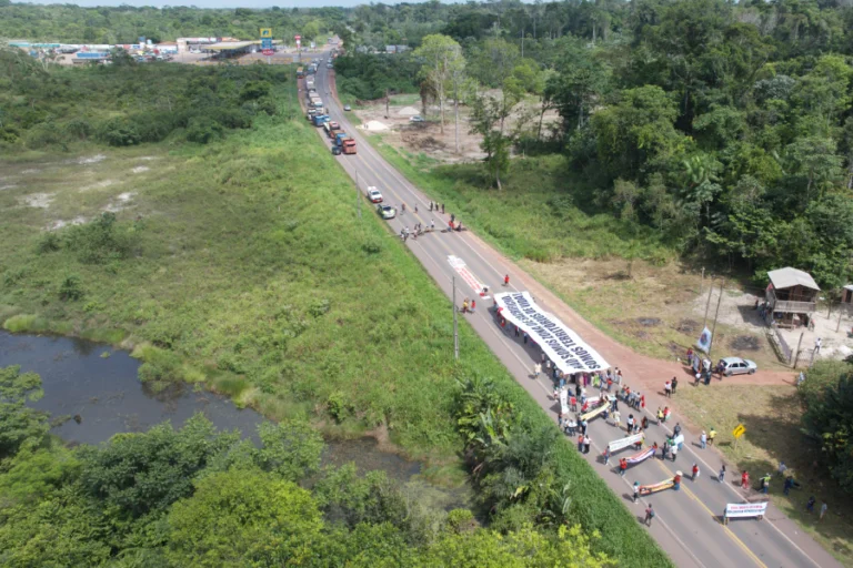 Lideranças e representantes de comunidades tradicionais da Amazônia protestaram pedindo Justiça Climática. Foto: FALE.