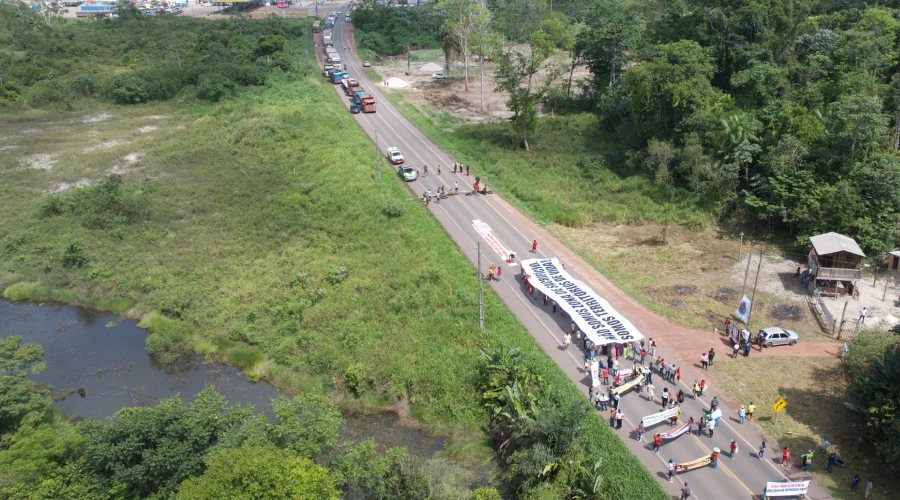 Lideranças e representantes de comunidades tradicionais da Amazônia protestaram pedindo Justiça Climática. Foto: FALE.