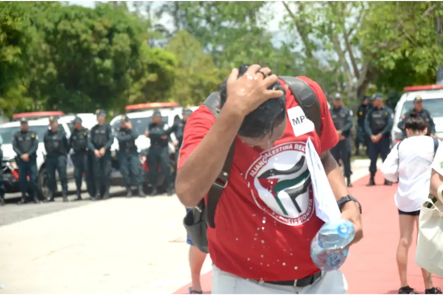 A Marcha dos Povos avançou por 4,5 km sob forte calor amazônico, do Mercado de São Brás até a Aldeia Cabana. Ao fundo, o policiamento acompanha o percurso. Foto: Isabela Leite/Amazônia Latitude.