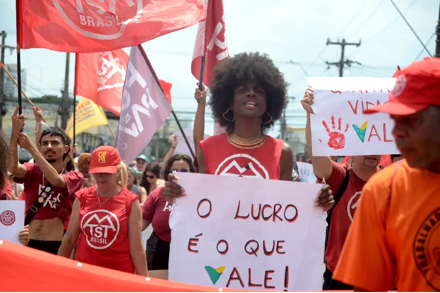 A Marcha expôs a pressão popular contra a ganância corporativa e governamental. Manifestantes denunciaram que, para empresas e governos, a natureza é usada como mercadoria. Foto: Isabela Leite/Amazônia Latitude.