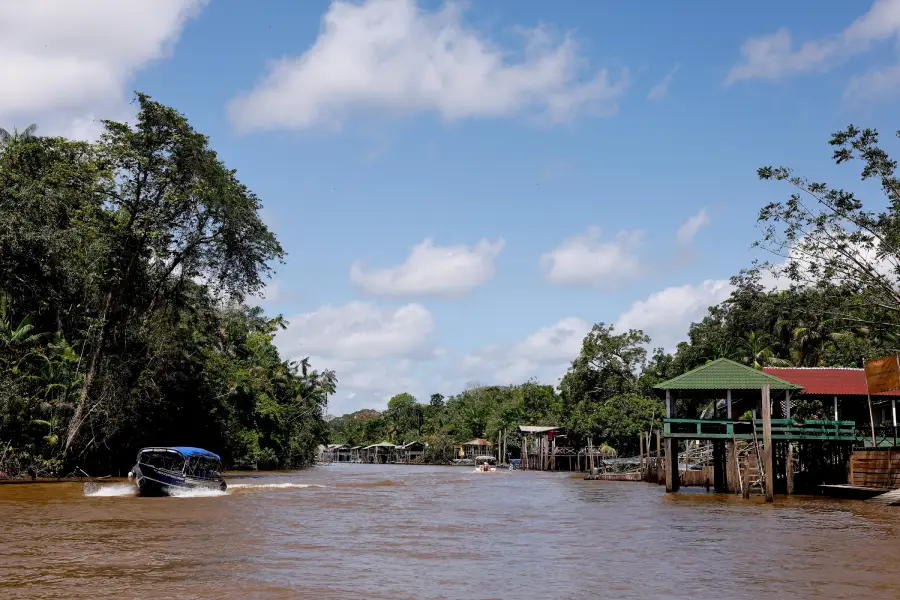 A abertura da Cúpula dos Povos com uma barqueata no rio Guamá busca garantir que o clamor dos povos da água ecoe em contraponto às negociações oficiais da COP 30. Foto: Tânia Rêgo/Agência Brasil.
