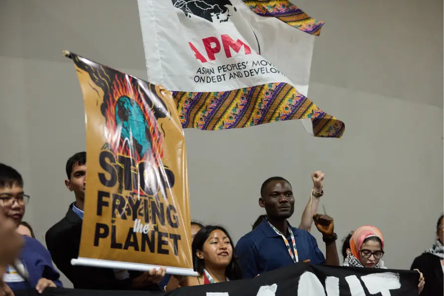 A intensa mobilização foi crucial para que temas como a proteção aos Povos Indígenas e o uso sustentável de florestas fossem formalmente reconhecidos no documento final da COP30. Foto: Bianka Csenki/Artivist Network.