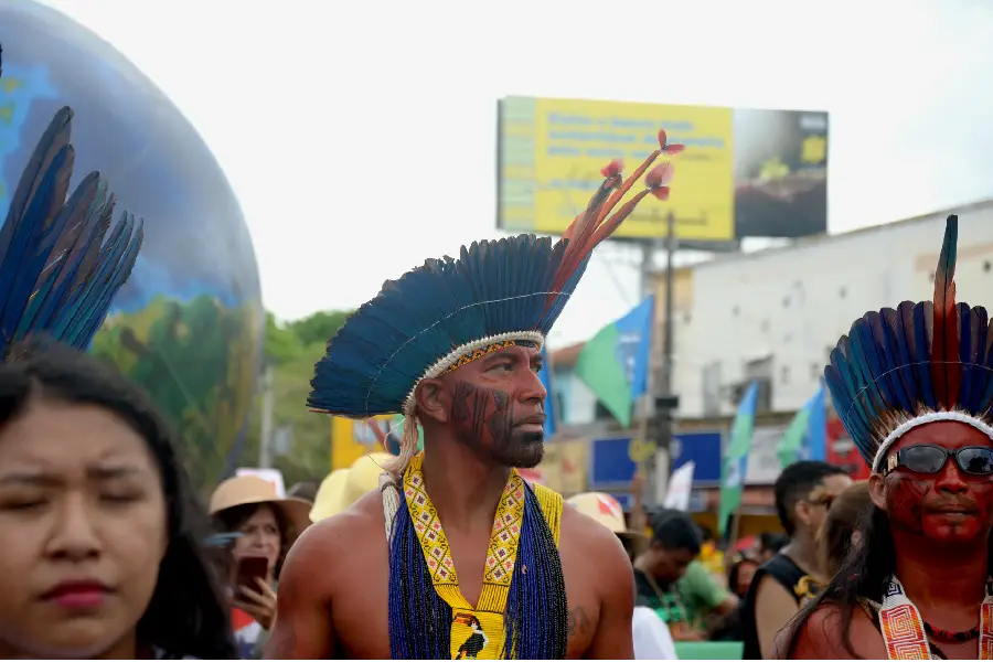 A presença das lideranças e guerreiros indígenas na Marcha expôs o paradoxo da COP30: enquanto a negociação é técnica, nas ruas a pressão é vibrante para garantir recursos e respeito concreto a quem vive na floresta. Foto: Isabela Leite/Amazônia Lattiude.