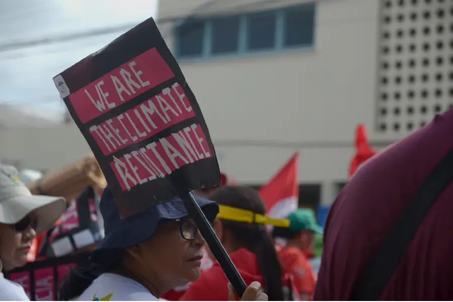 A voz popular da Amazônia se uniu ao ativismo global. Cartazes com mensagens diretas sublinharam o sentimento de resistência e o papel dos povos tradicionais como linha de frente contra as mudanças climáticas. Foto: Isabela Leite/Amazônia Latitude.