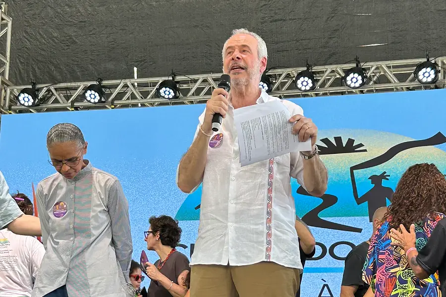 André Corrêa do Lago, presidente da COP30, discursa durante o recebimento da Carta dos Povos, reconhecendo a importância da participação popular para "fortalecer a posição do Brasil nas negociações". (À esquerda, a Ministra Marina Silva.). Foto: Alice Palmeira.