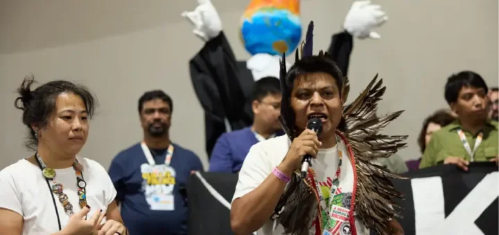 Ativistas confrontam o 'greenwashing' do agronegócio e a presença massiva de lobistas na COP30. Foto: Bianka Csenki/Artivist Network.