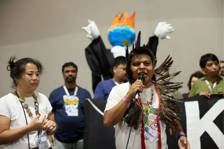 Ativistas confrontam o 'greenwashing' do agronegócio e a presença massiva de lobistas na COP30. Foto: Bianka Csenki/Artivist Network.