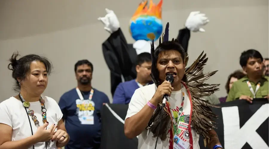 Ativistas confrontam o 'greenwashing' do agronegócio e a presença massiva de lobistas na COP30. Foto: Bianka Csenki/Artivist Network.