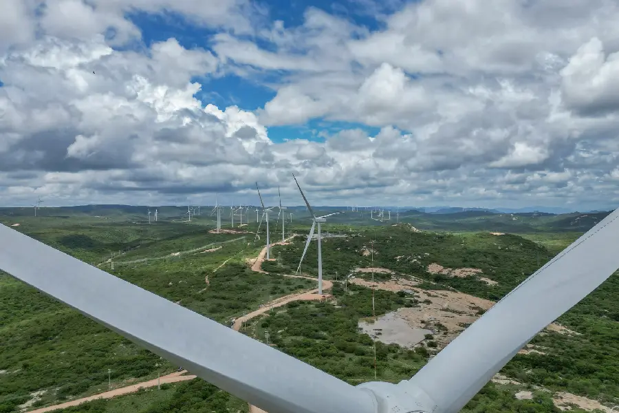 Cerca de 88,2% da eletricidade brasileira vem de fontes limpas, como a eólica, mas a crítica da sociedade civil questiona a lógica centralizada de expansão de grandes empreendimentos. Foto: Ricardo Stuckert/Agência Brasil.