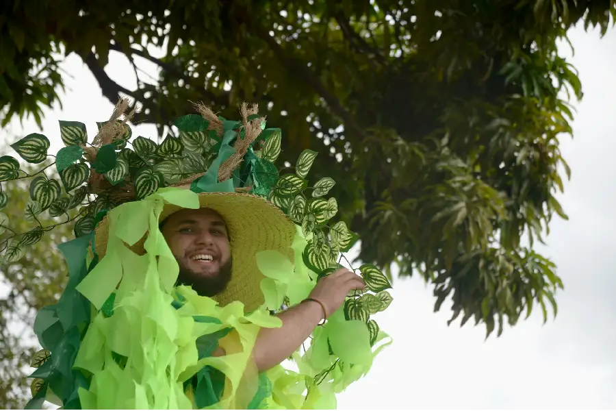 Com fantasias que remetem à floresta e à vida, a Marcha Mundial pelo Clima transformou o protesto em uma celebração vibrante da cultura amazônica. A performance artística e colorida ressaltou a riqueza da biodiversidade local. Foto: Isabela Leite/Amazônia Latitude.