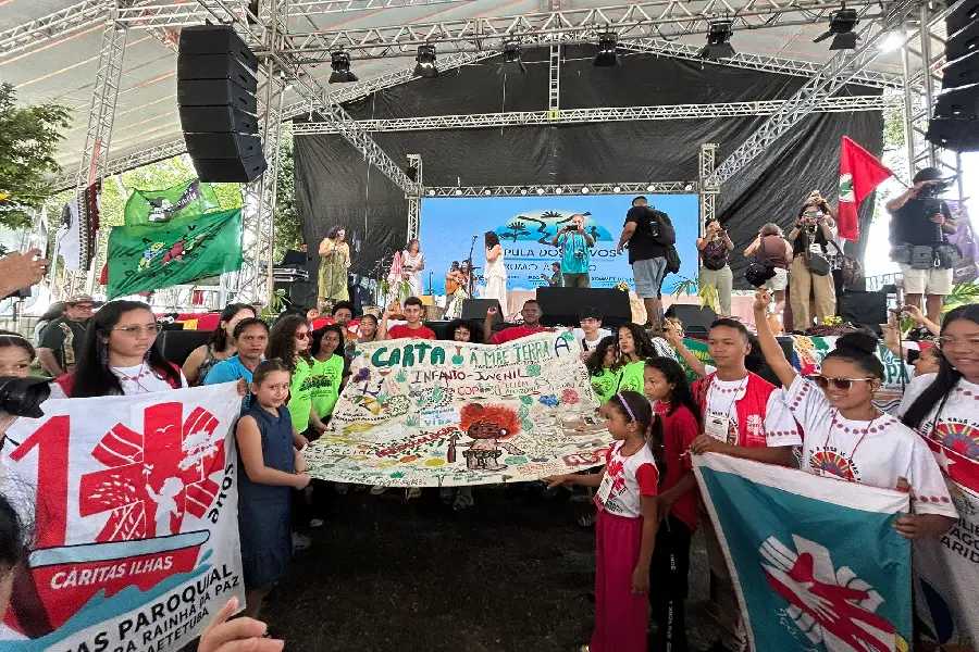 Crianças e adolescentes apresentam a Carta da Cúpula da Infância, ampliando a pauta política e exigindo que a proteção do planeta seja prioridade para todas as gerações. Foto: Alice Palmeira.