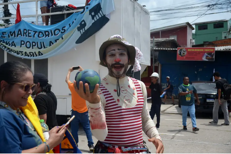 Cuidado com o Planeta: o protesto ganhou ares de performance. Um manifestante, caracterizado com maquiagem de palhaço, segurava um globo terrestre, simbolizando a urgência de cuidar do planeta. Foto: Isabela Leite/Amazônia Latitude. 